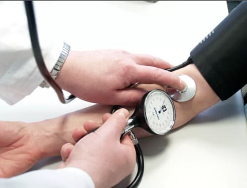 Comprensión de la hipertensión: causas, síntomas y tratamiento práctico